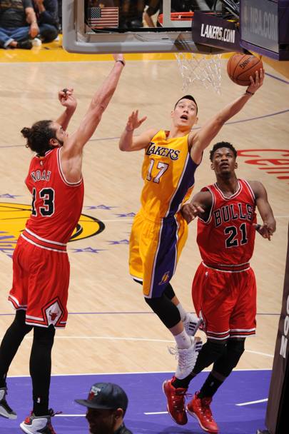Jeremy Lin dei Los Angeles Lakers in elevazione contro i Chicago Bulls allo Staples Center di Los Angeles, California (Getty Images)